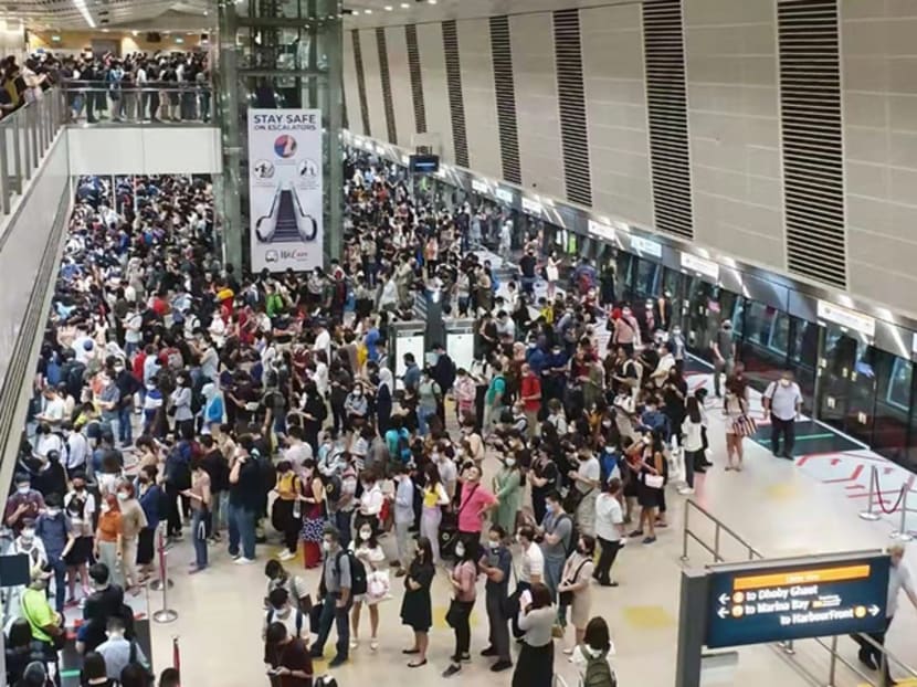 The scene captured by a social media user of Bishan MRT Station along the Circle Line, which intersects with the North-South Line, on the morning of May 10, 2022.
