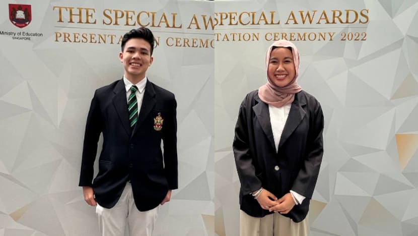 Pelajar cemerlang Nurqistina Atiqah dan Umar Abdillah Shah terima Anugerah Khas MOE 2022