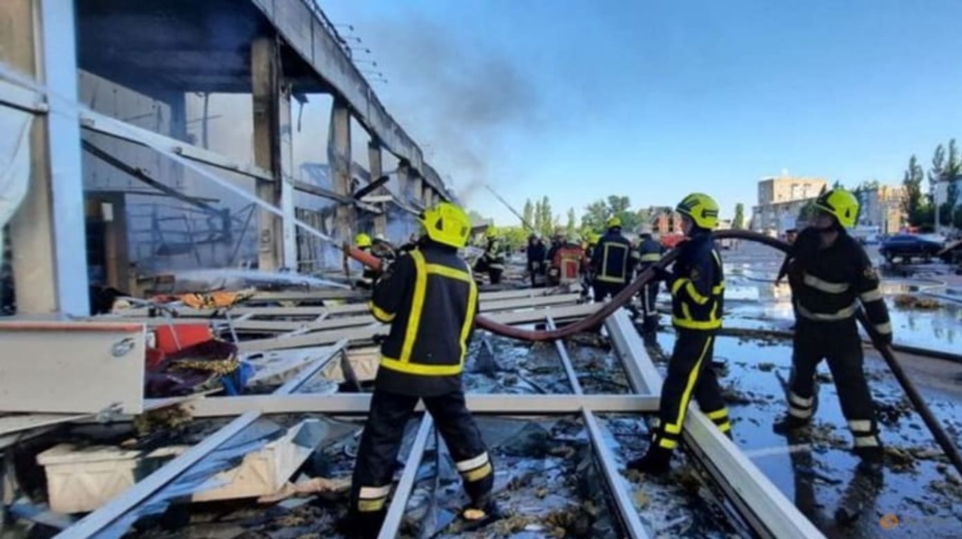 乌克兰克列缅丘格商场遭袭击事件 已致16人死亡