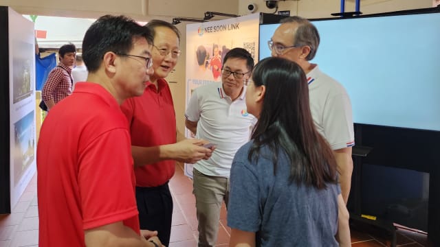 陈诗龙今早展开部长社区访问 了解选区如何助年长者掌握科技