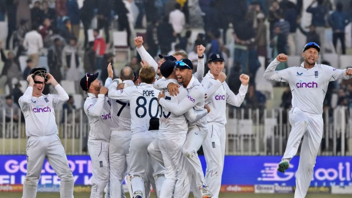 Inggris meraih kemenangan mengesankan atas Pakistan untuk mengakhiri pertandingan di Rawalpindi
