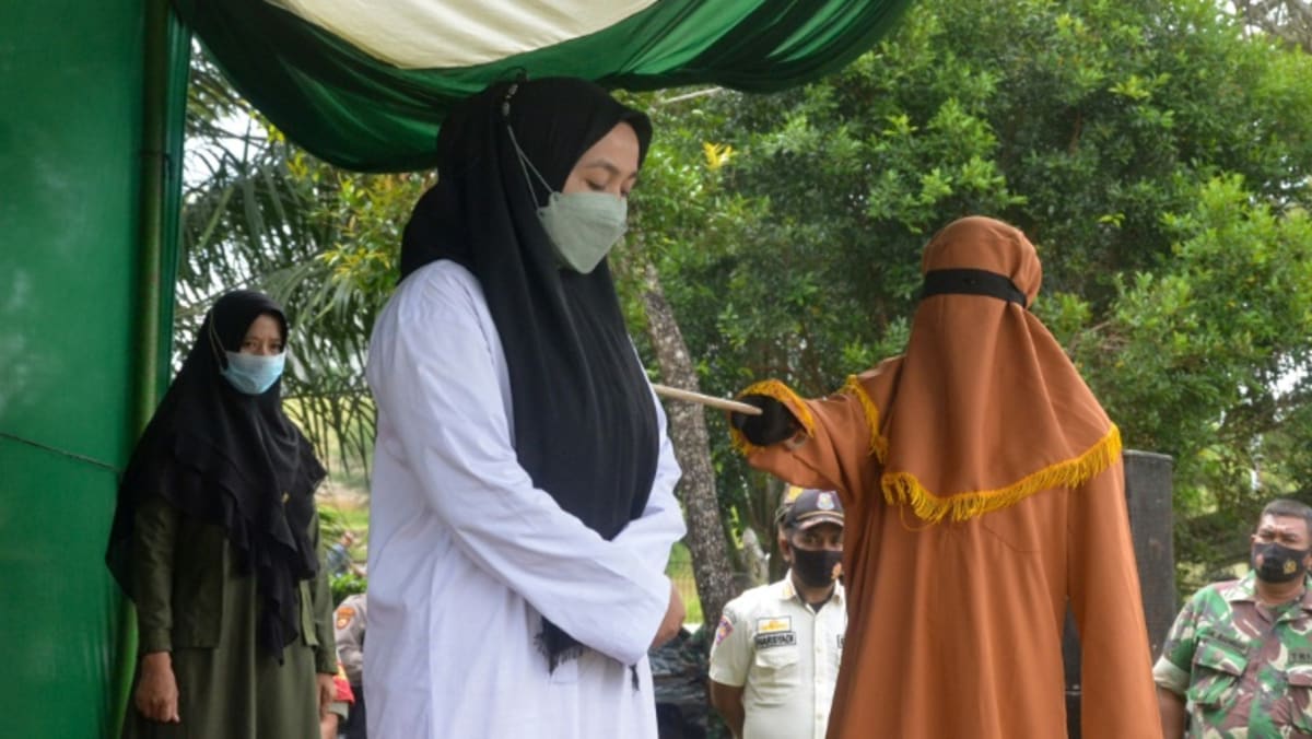 Wanita Indonesia dicambuk 100 kali karena zina, pasangannya mendapat 15
