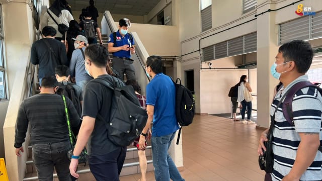 新马陆路边境重开 兀兰关卡外一早现人潮