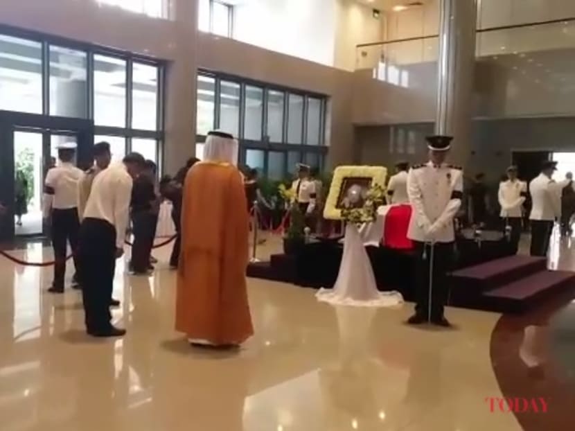 Sheikh Hamed Bin Zayed Al Nahyan pays his respects to Mr Lee Kuan Yew
