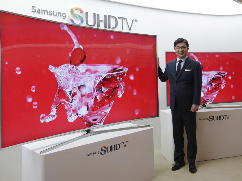 Kim Hyun-seok, head of Samsung Electronics' TV business, poses with its SUHD 4K TV during a press conference in Seoul, South Korea. Photo: AP