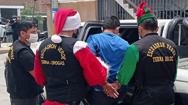 秘鲁警方扮成圣诞老人 捣毁贩毒团伙并起获毒品