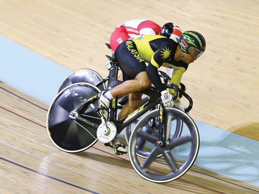 Malaysia’s Azizulhasni Awang with his ‘Save Gaza’ gloves during the men’s sprint first round on Thursday. 
Photo: Getty Images