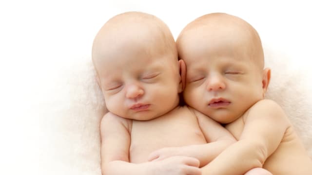 母亲“异期复孕” 美国小姐妹同日出生但非双胞胎