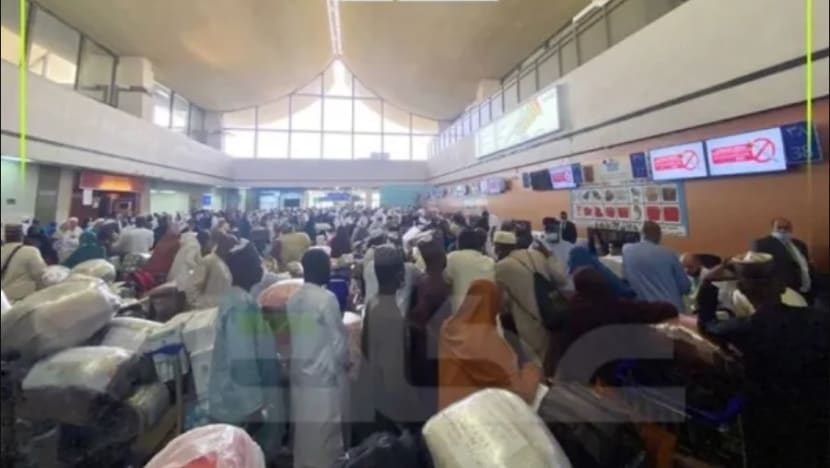 Lapangan terbang Jeddah huru-hara, sesak gara-gara terlalu ramai penumpang tiba 12 jam awal Lapangan terbang Jeddah huru-hara, sesak gara-gara terlalu ramai penumpang tiba 12 jam awal
