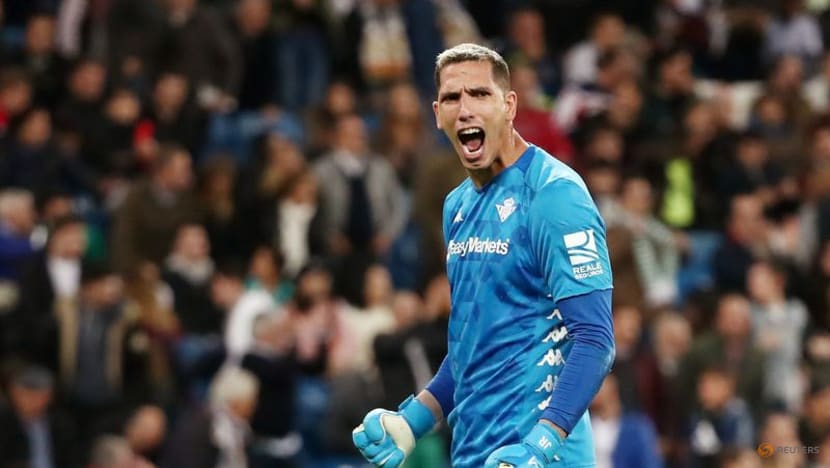Leeds sign Spanish keeper Robles on free transfer