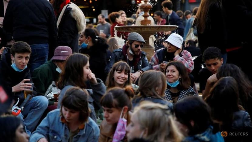 France urges citizens to keep a lid on post-lockdown euphoria France urges citizens to keep a lid on post-lockdown euphoria