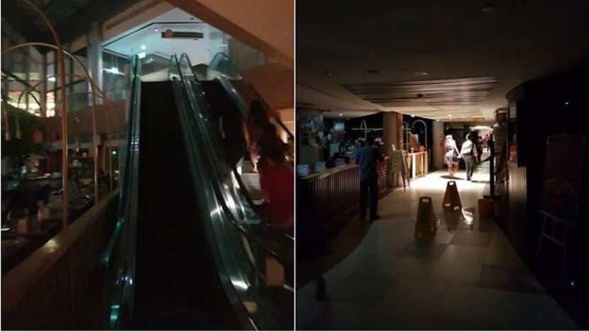 Para pengunjung, pelanggan bergelap setelah Raffles City terputus bekalan elektrik