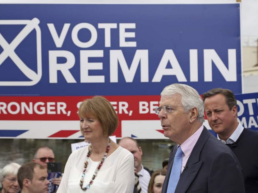 British Prime Minister David Cameron (R) stands with Labour's Harriet Harman (L) as former Conservative Prime Minister John Major addresses pro-EU "Vote Remain" supporters during a rally in Bristol, Britain June 22, 2016. Photo: REUTERS