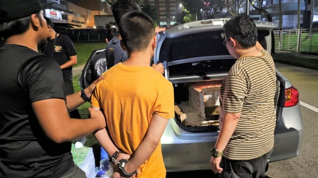 租车运漏税香烟 男子涉嫌逃税逾2万8000元被捕
