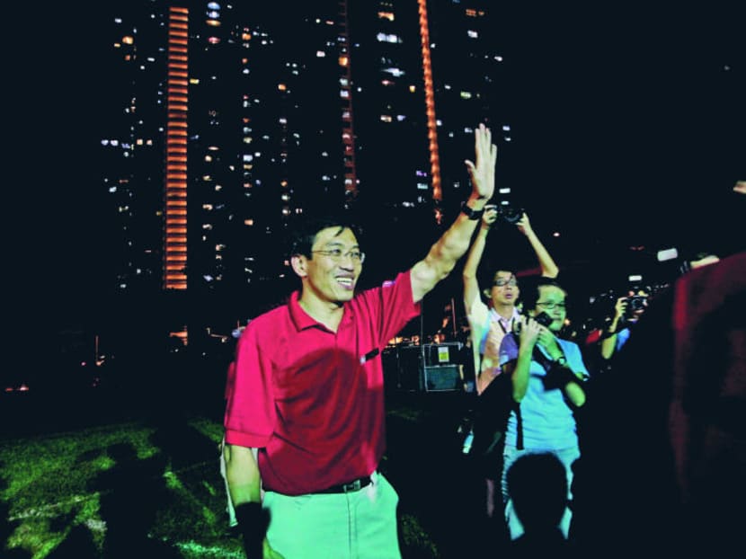 Dr Chee Soon Juan waving to supporters at SDP rally. TODAY file photo