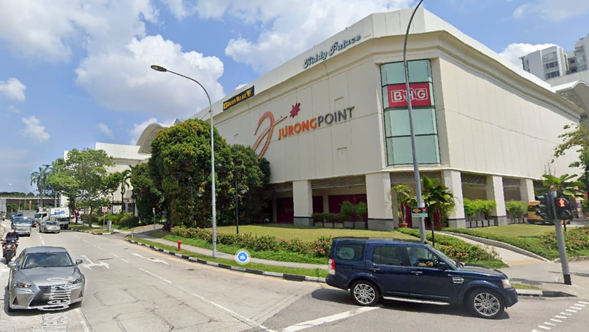 Penjara bagi pria yang membantu mencuri S.000 dalam transaksi pengiriman uang ilegal yang gagal di Jurong Point