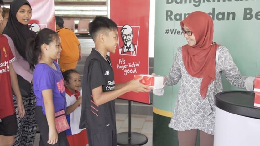 Agihan 150 pek ayam KFC sempena projek amal "Radio Gives Back" dengan tema Ramadan