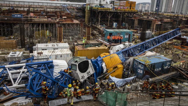 香港大型起重机倒塌击中集装箱办公室 三死六伤