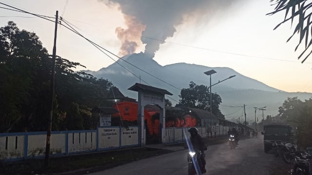 印尼勒沃托比火山时隔约一星期后再次喷发