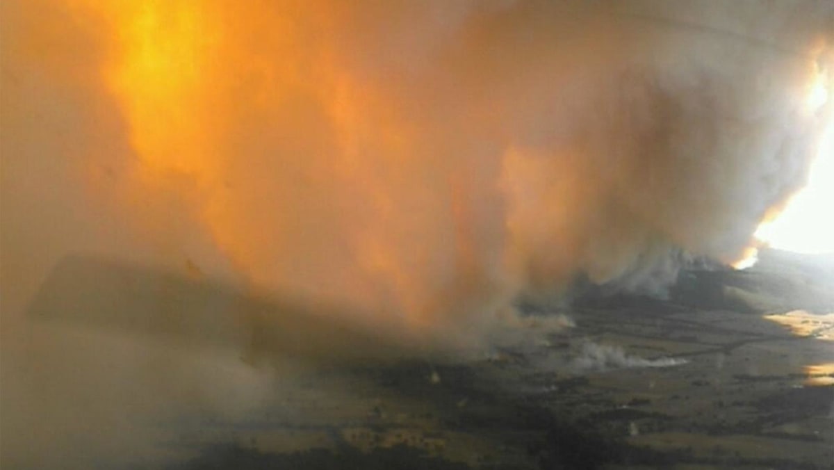 호주 당국, 수백명에게 통제되지 않은 산불 피해 대피 촉구
