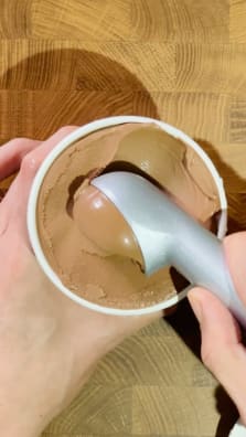 We tried @oatside’s oat milk ice cream! Comes in three flavours: Coffee with Choc Chips, Peanut Butter with Cookie Dough, and Chocolate (our faves are the Chocolate and Peanut Butter).