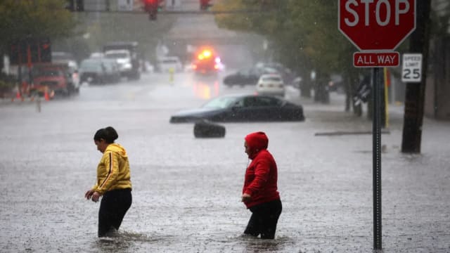 美国纽约市部分地区淹水 当地进入紧急状态
