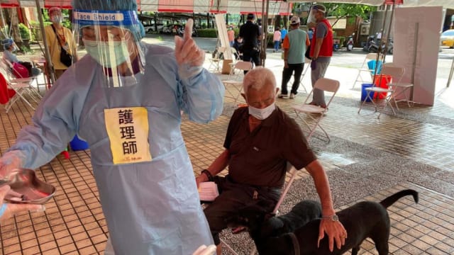 台湾老翁接种疫苗 爱犬紧紧相陪感动网民