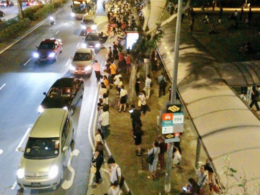 MRT breakdown: North-South, East-West lines down for hours MRT breakdown: North-South, East-West lines down for hours