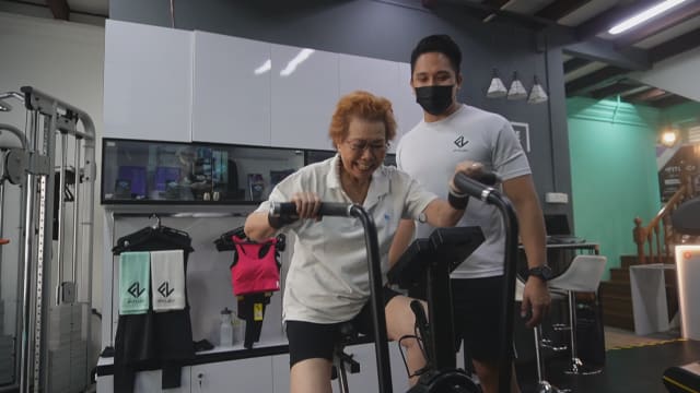 前线追踪 | 曾中风走不动 82岁高龄妇举铁摆脱拐杖