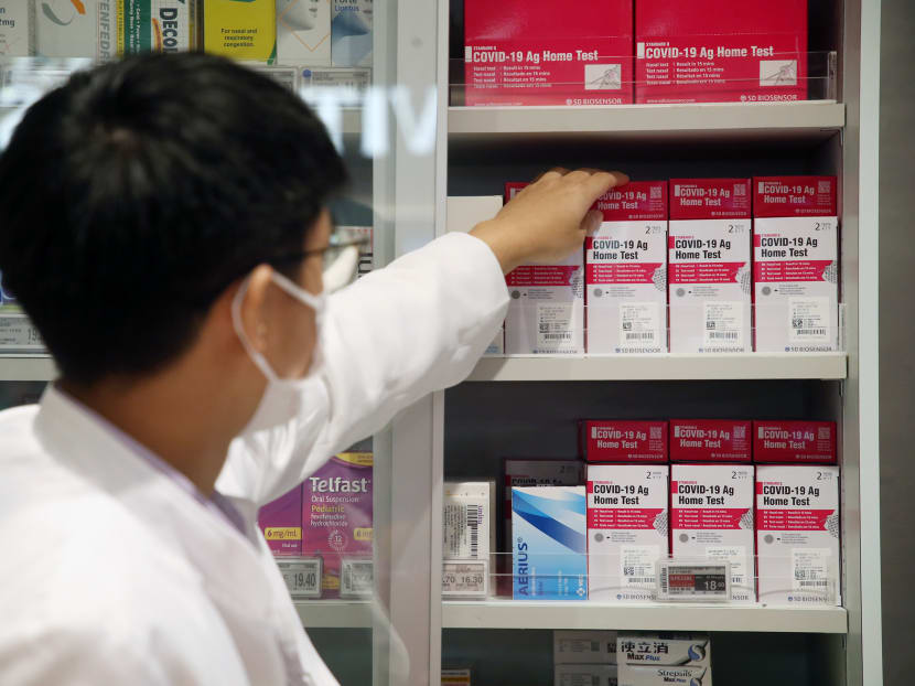 Covid-19: Public can soon buy cheaper antigen rapid test kits costing 'well below S$10', says Ong Ye Kung Covid-19: Public can soon buy cheaper antigen rapid test kits costing 'well below S$10', says Ong Ye Kung