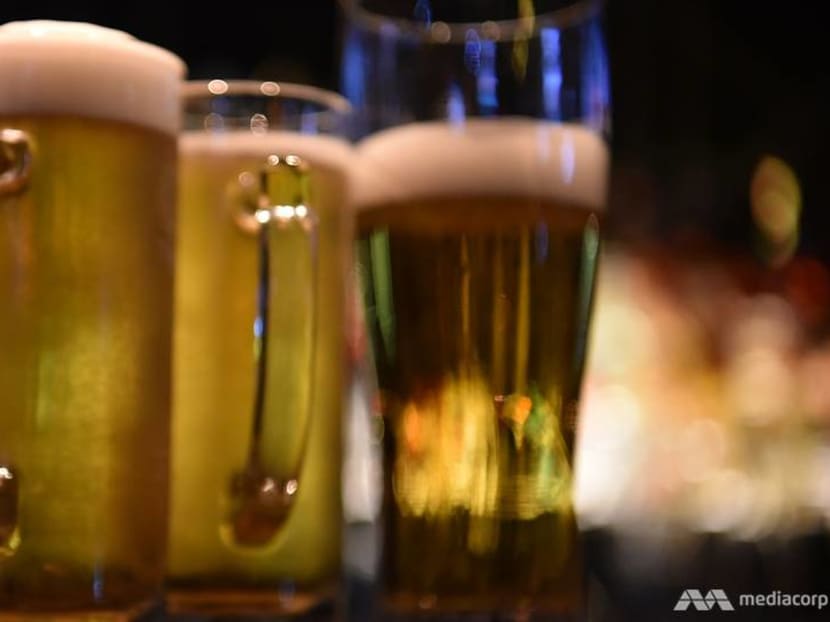 Heavy drinkers and teetotalers alike may have heightened dementia risk