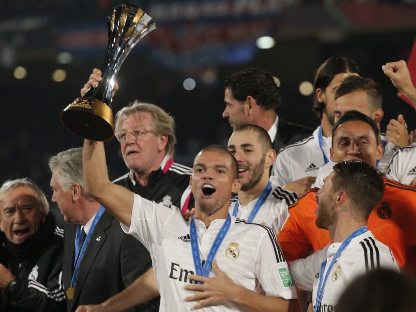 Real Madrid’s Pepe holds up the trophy after winning the final soccer match between Real Madrid and San Lorenzo at the Club World Cup soccer tournament in Marrakech, Morocco, Dec 20, 2014. Photo: AP