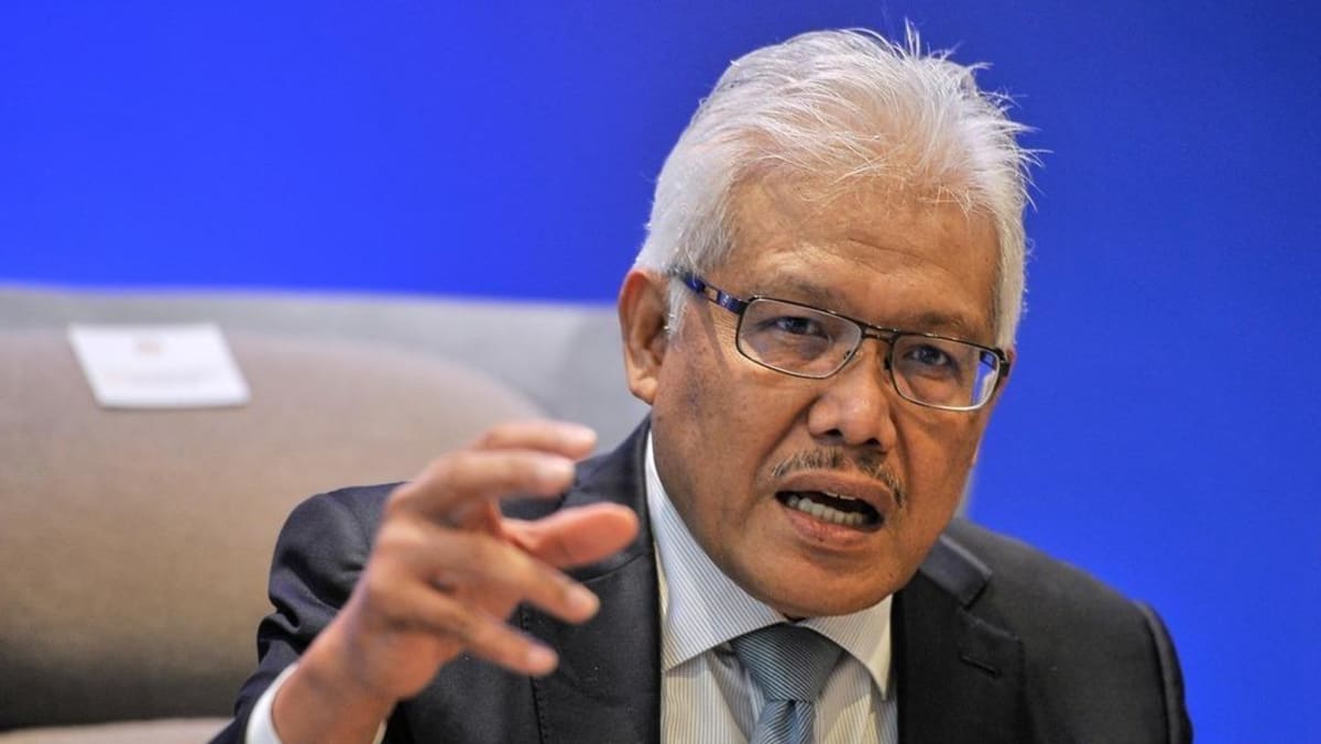 马来西亚税务机构的调查人员突击搜查了反对党领袖哈姆扎·再努丁的住所