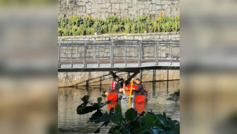 Man's body found in Pang Sua Pond in Bukit Panjang; police investigating Man's body found in Pang Sua Pond in Bukit Panjang; police investigating
