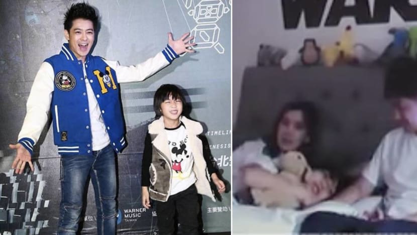 Netizens Love How Jimmy Lin’s Eldest Son Kimi Still Sleeps With The Chou Chou That He Had When He Was 3