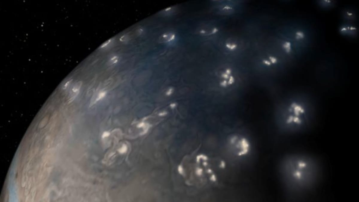 Pesawat luar angkasa NASA mendokumentasikan bagaimana kilatan petir di Jupiter mirip dengan kilatan petir di Bumi