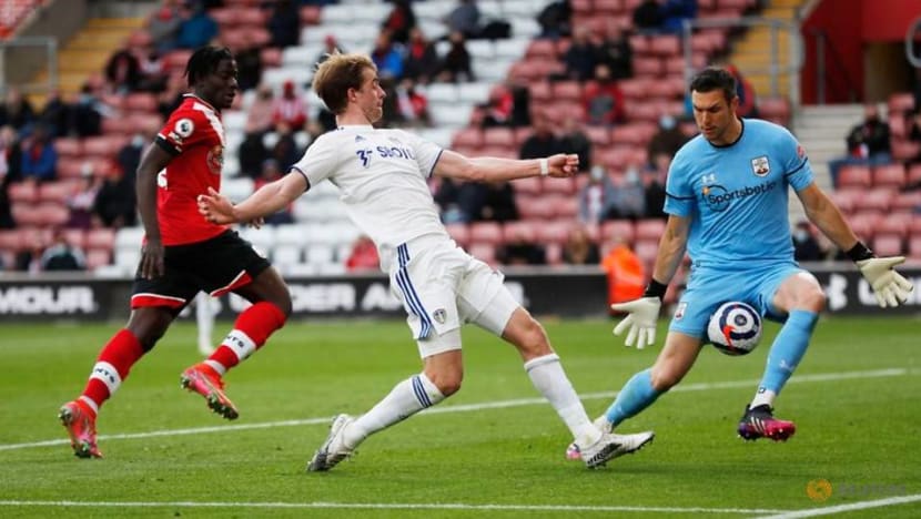 Soccer-Leeds' Bamford and Roberts spoil party mood at Southampton Soccer-Leeds' Bamford and Roberts spoil party mood at Southampton