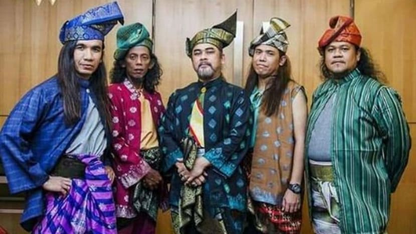 Vokalis 'rock kapak' Awie kini lancarkan koleksi baju tradisional Melayu 'Tokwi'