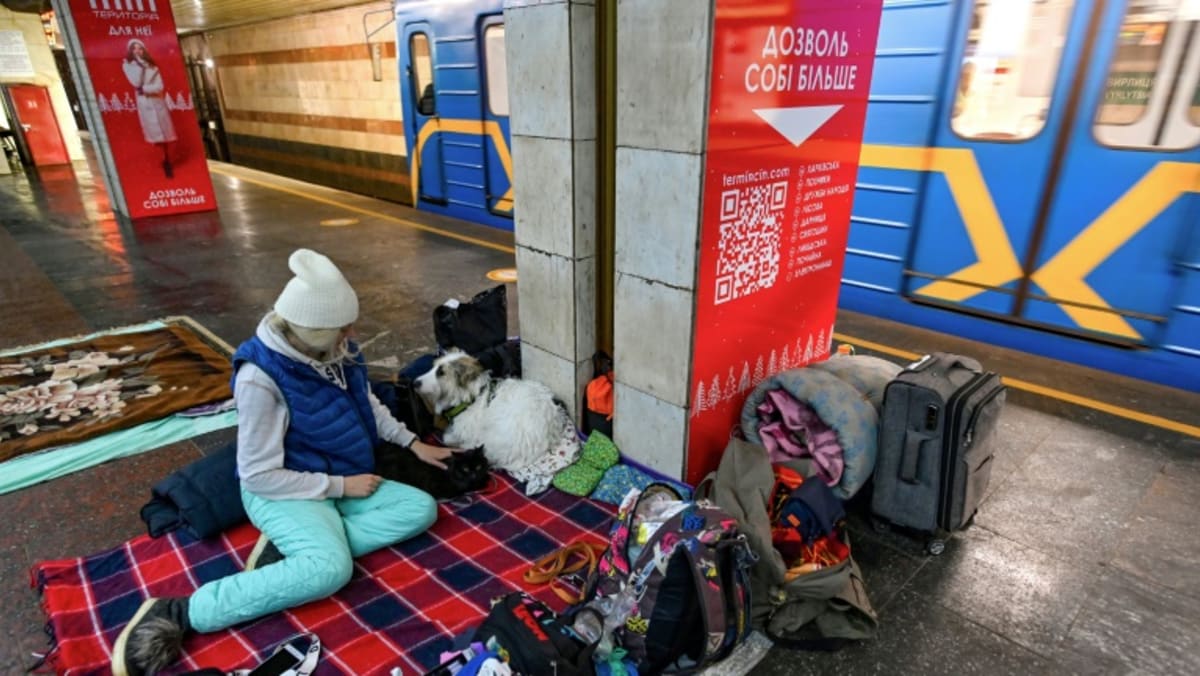 Saat ribuan orang berlindung di stasiun, metro Kyiv masih menjalankan kereta
