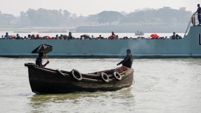 孟加拉押送首批罗兴亚难民迁居外岛