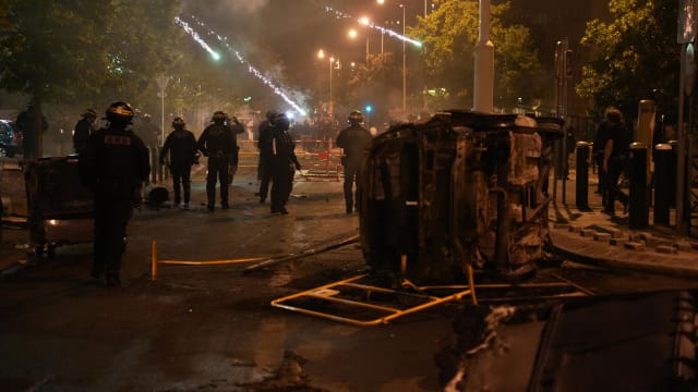 法国警方开枪打死少年引发暴力抗议 马克龙召开紧急危机会议