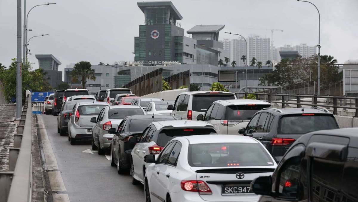 4 月 6 日，超过 235,000 名旅客通过陆路检查站离开新加坡，这是自与马来西亚重新开放边界以来的记录