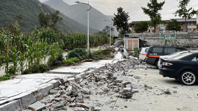 中国媒体：通往四川地震灾区道路已开通 死亡人数增到74人