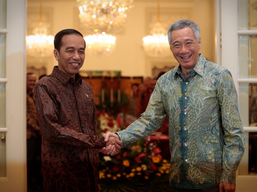 Prime Minister Lee Hsien Loong and Indonesia's President Joko Widodo shake hands at the Istana on Sept 7, 2017. Photo: Jason Quah/TODAY