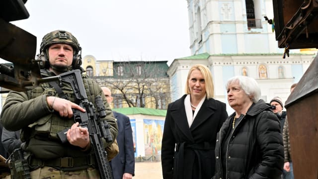 美国财长突访基辅 重申美国对乌克兰经济援助