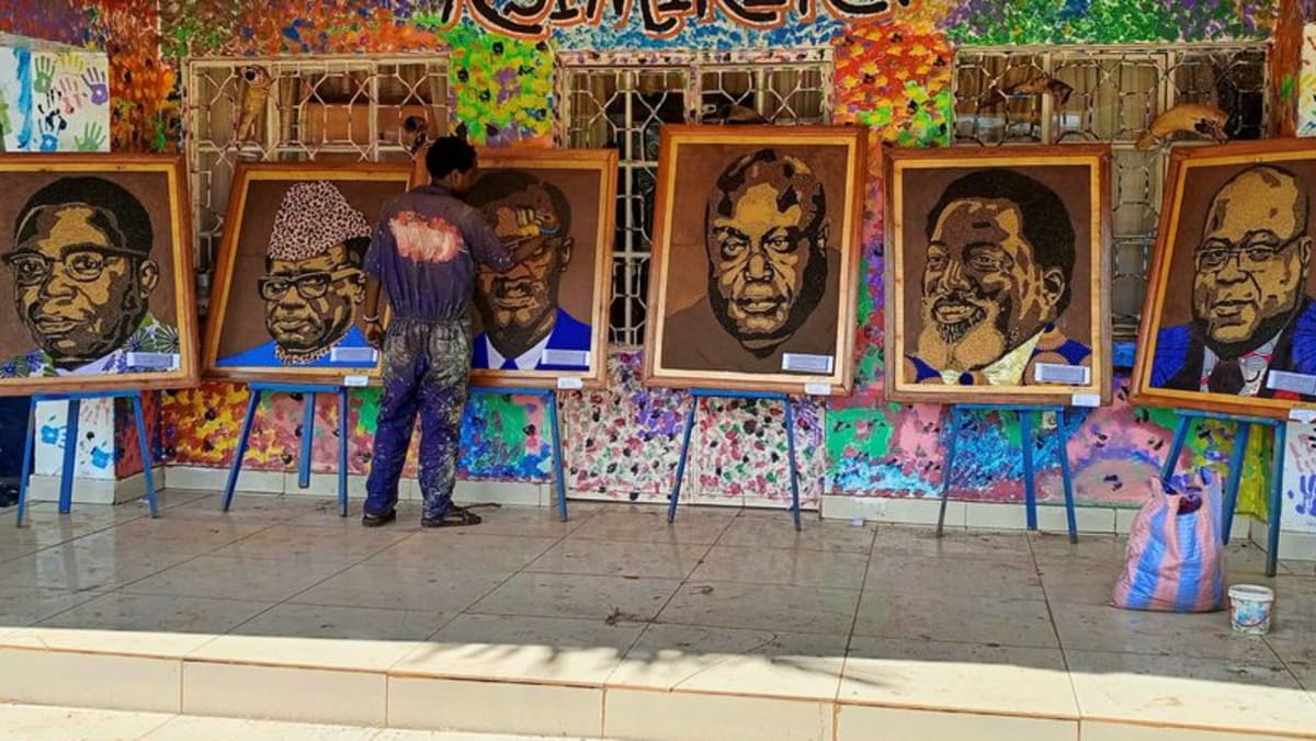 Congolese artist paints politicians' portraits in plastic CNA