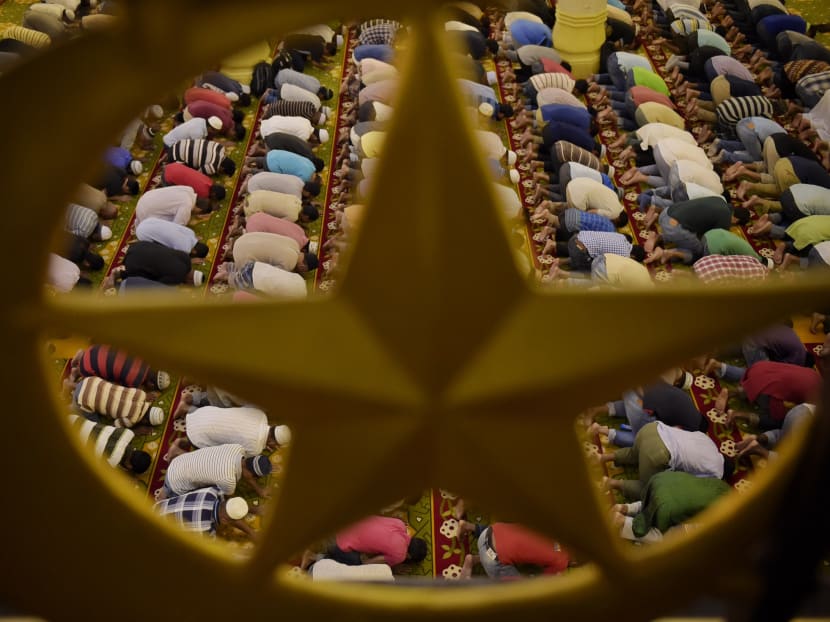 Muslims pray at Sultan Mosque after breaking fast on the first day of Ramadan on June 29, 2014. Photo: Mugilan Rajasegeran