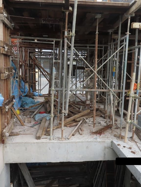 At an inspection of a construction site, the authorities found one where the lack of barricades and toe-boards at the sides of raised working platforms risks loose materials falling over the edge and injuring workers below. At an inspection of a construction site, the authorities found one where the lack of barricades and toe-boards at the sides of raised working platforms risks loose materials falling over the edge and injuring workers below.
