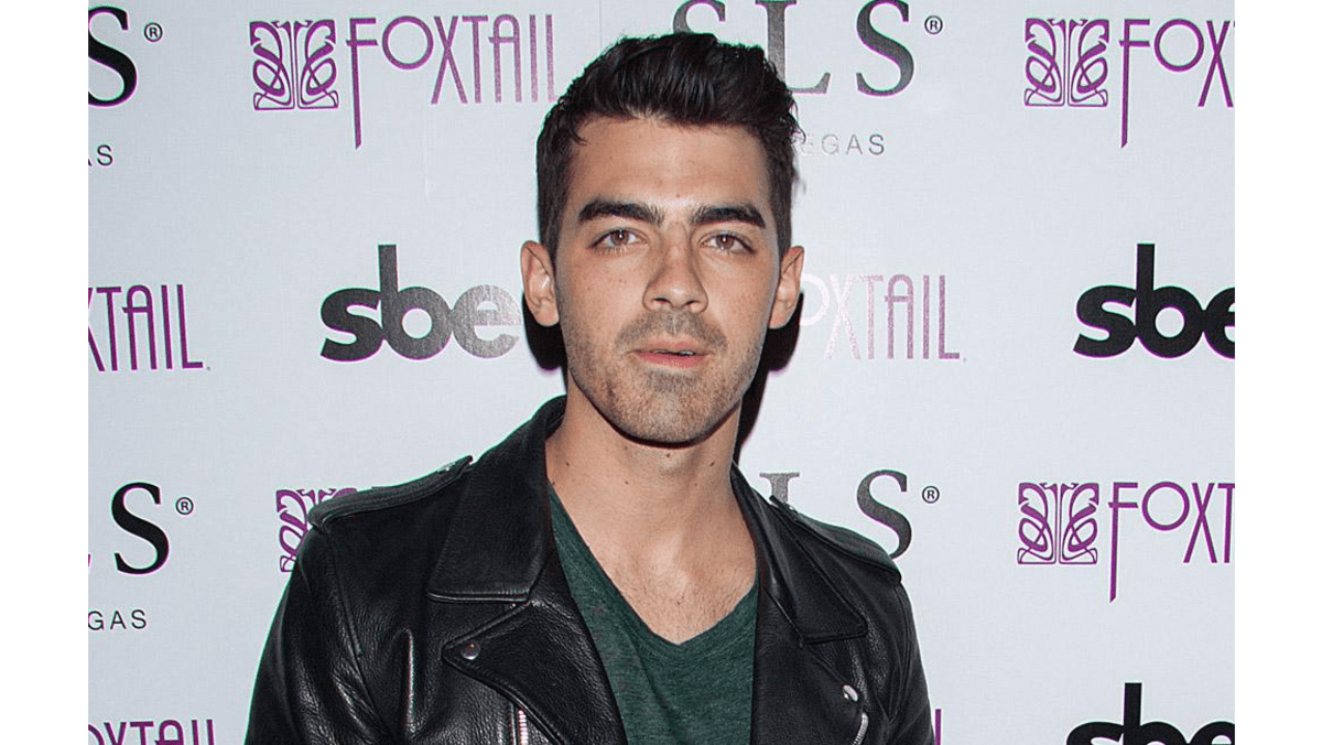 Joe Jonas Screaming fans gave me hearing damage 8days