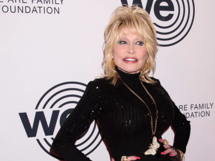 Dolly Parton Sleeps With Makeup On Just In Case She’s Forced Out Her Home By “An Earthquake Or Storm” Dolly Parton Sleeps With Makeup On Just In Case She’s Forced Out Her Home By “An Earthquake Or Storm”